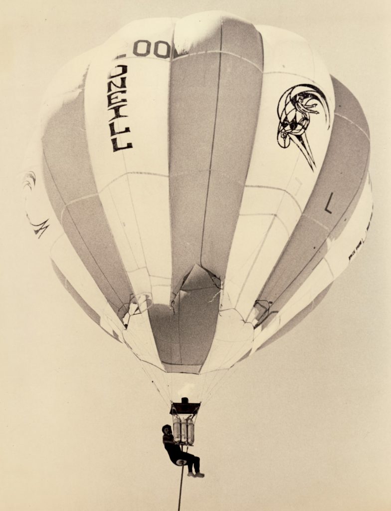 O'NEILL（オニール） JACK O'NEILL（ジャック・オニール）気球に乗ってオニールを宣伝しているところ