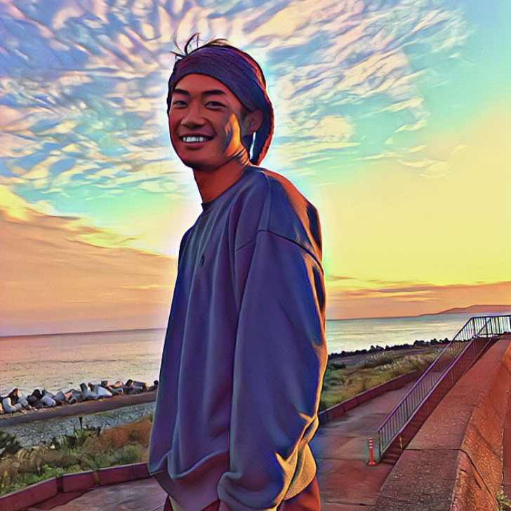 O'NEILL（オニール）チームメンバー HARU MORISHITA（森下 波留） 夕焼けの海岸沿いに立つ