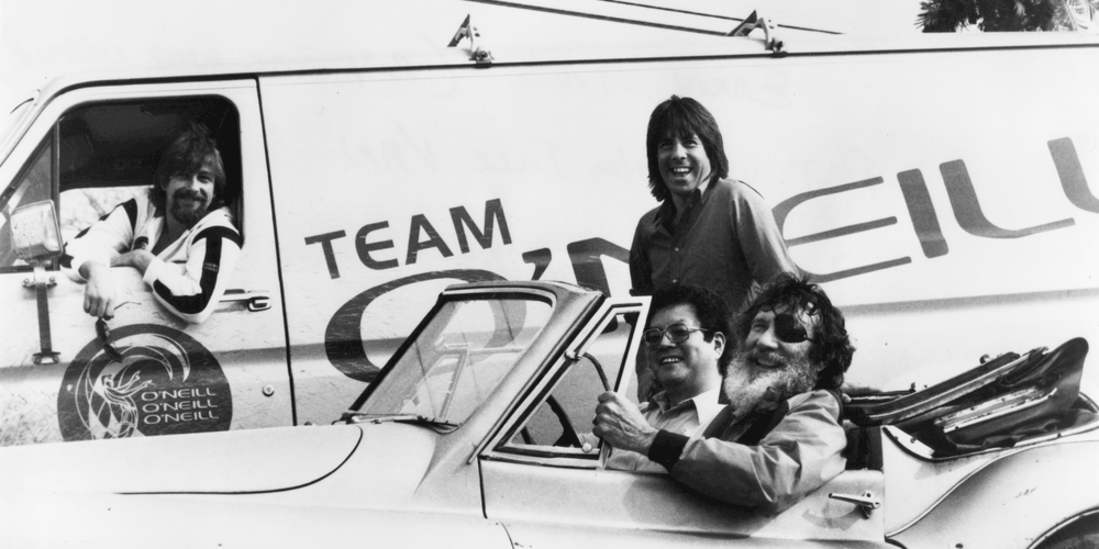 カスタマー登録 イメージ写真 モノクロJACK O'NEILLが仲間とオープンカーに乗っているところ
