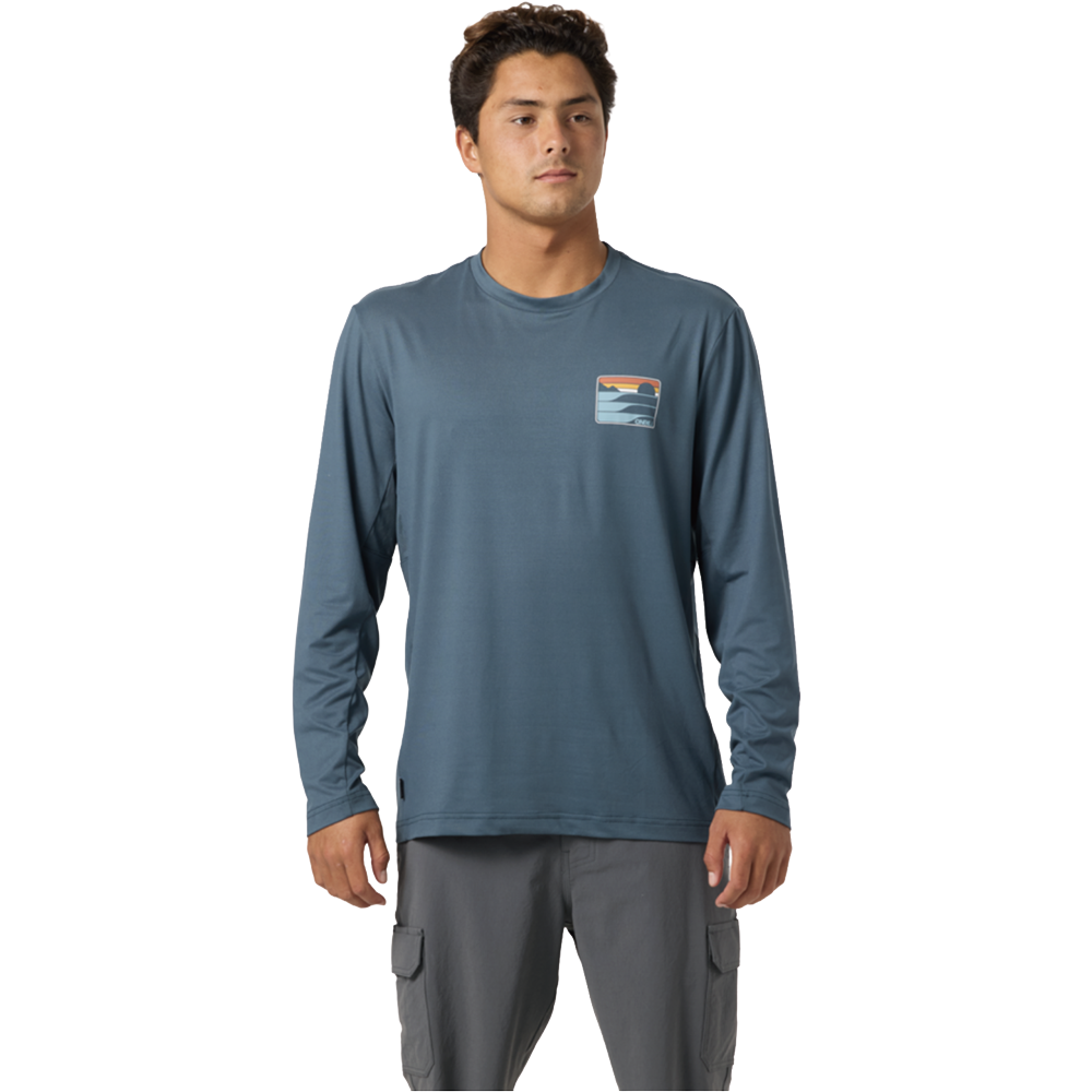 DAWN UPF LS TEE ダークスレートの着用画像